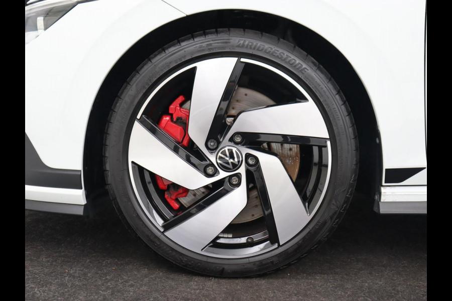 Volkswagen Golf 2.0 TSI GTI Clubsport | 300pk | Stoel & stuurverwarming | Carplay | Sfeerverlichting | LED Plus | Sportstoelen | Parkeerhulp | Digital Cockpit | Climate control