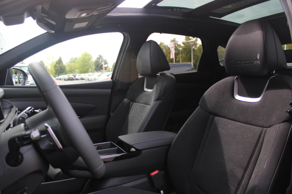 Hyundai Tucson 1.6 T-GDI PHEV 252PK 20TH ANNIVERSARY+ SKY *NIEUW* | PANORAMISCH SCHUIF/KANTELDAK | STUUR / STOELVERWARMING | FULL LED KOPLAMPEN | |HALF ALCANTARA / LEDER 20TH ANNIVERSARY DESIGN MET GROENE STIKSELS | NAVIGATIE | ADAPTIVE CRUISE CONTROL | DRAADLOOS APPLE CARPLAY / ANDROID AUTO | DRAADLOOS TELEFOONLADER | ELEKTRISCH BEDIENBARE ACHTERKLEP | DODEHOEK DETECTIE | 3 FASE CLIMATE CONTROL | KRELL PREMIUM AUDIO | 19"INCH 20TH ANNIVERSARY VELGEN | ZONWERING IN ACHTER PORTIEREN | PINE GREEN MATTE METALLIC LAK | DEURLIJSTEN MET LUXE AFWERKING | DAKRAILS ZWART |
