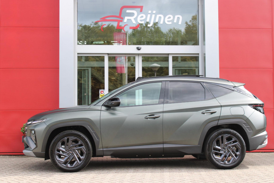 Hyundai Tucson 1.6 T-GDI PHEV 252PK 20TH ANNIVERSARY+ SKY *NIEUW* | PANORAMISCH SCHUIF/KANTELDAK | STUUR / STOELVERWARMING | FULL LED KOPLAMPEN | |HALF ALCANTARA / LEDER 20TH ANNIVERSARY DESIGN MET GROENE STIKSELS | NAVIGATIE | ADAPTIVE CRUISE CONTROL | DRAADLOOS APPLE CARPLAY / ANDROID AUTO | DRAADLOOS TELEFOONLADER | ELEKTRISCH BEDIENBARE ACHTERKLEP | DODEHOEK DETECTIE | 3 FASE CLIMATE CONTROL | KRELL PREMIUM AUDIO | 19"INCH 20TH ANNIVERSARY VELGEN | ZONWERING IN ACHTER PORTIEREN | PINE GREEN MATTE METALLIC LAK | DEURLIJSTEN MET LUXE AFWERKING | DAKRAILS ZWART |