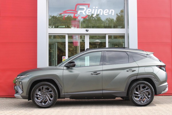 Hyundai Tucson 1.6 T-GDI PHEV 252PK 20TH ANNIVERSARY+ SKY *NIEUW* | PANORAMISCH SCHUIF/KANTELDAK | STUUR / STOELVERWARMING | FULL LED KOPLAMPEN | |HALF ALCANTARA / LEDER 20TH ANNIVERSARY DESIGN MET GROENE STIKSELS | NAVIGATIE | ADAPTIVE CRUISE CONTROL | DRAADLOOS APPLE CARPLAY / ANDROID AUTO | DRAADLOOS TELEFOONLADER | ELEKTRISCH BEDIENBARE ACHTERKLEP | DODEHOEK DETECTIE | 3 FASE CLIMATE CONTROL | KRELL PREMIUM AUDIO | 19"INCH 20TH ANNIVERSARY VELGEN | ZONWERING IN ACHTER PORTIEREN | PINE GREEN MATTE METALLIC LAK | DEURLIJSTEN MET LUXE AFWERKING | DAKRAILS ZWART |