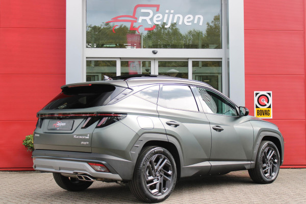 Hyundai Tucson 1.6 T-GDI PHEV 252PK 20TH ANNIVERSARY+ SKY *NIEUW* | PANORAMISCH SCHUIF/KANTELDAK | STUUR / STOELVERWARMING | FULL LED KOPLAMPEN | |HALF ALCANTARA / LEDER 20TH ANNIVERSARY DESIGN MET GROENE STIKSELS | NAVIGATIE | ADAPTIVE CRUISE CONTROL | DRAADLOOS APPLE CARPLAY / ANDROID AUTO | DRAADLOOS TELEFOONLADER | ELEKTRISCH BEDIENBARE ACHTERKLEP | DODEHOEK DETECTIE | 3 FASE CLIMATE CONTROL | KRELL PREMIUM AUDIO | 19"INCH 20TH ANNIVERSARY VELGEN | ZONWERING IN ACHTER PORTIEREN | PINE GREEN MATTE METALLIC LAK | DEURLIJSTEN MET LUXE AFWERKING | DAKRAILS ZWART |
