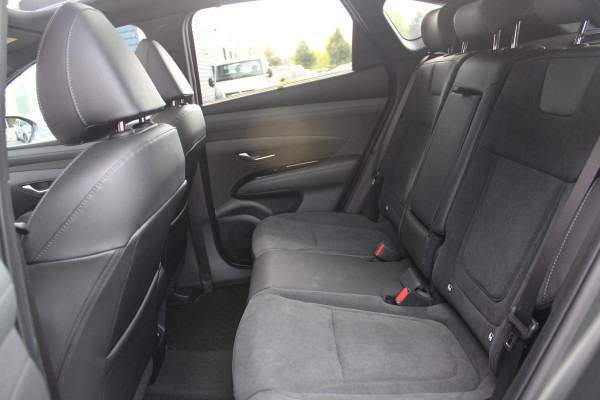 Hyundai Tucson 1.6 T-GDI PHEV 252PK 20TH ANNIVERSARY+ SKY *NIEUW* | PANORAMISCH SCHUIF/KANTELDAK | STUUR / STOELVERWARMING | FULL LED KOPLAMPEN | |HALF ALCANTARA / LEDER 20TH ANNIVERSARY DESIGN MET GROENE STIKSELS | NAVIGATIE | ADAPTIVE CRUISE CONTROL | DRAADLOOS APPLE CARPLAY / ANDROID AUTO | DRAADLOOS TELEFOONLADER | ELEKTRISCH BEDIENBARE ACHTERKLEP | DODEHOEK DETECTIE | 3 FASE CLIMATE CONTROL | KRELL PREMIUM AUDIO | 19"INCH 20TH ANNIVERSARY VELGEN | ZONWERING IN ACHTER PORTIEREN | PINE GREEN MATTE METALLIC LAK | DEURLIJSTEN MET LUXE AFWERKING | DAKRAILS ZWART |