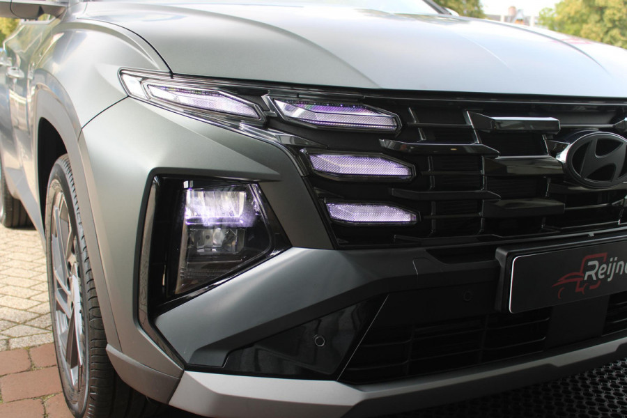 Hyundai Tucson 1.6 T-GDI PHEV 252PK 20TH ANNIVERSARY+ SKY *NIEUW* | PANORAMISCH SCHUIF/KANTELDAK | STUUR / STOELVERWARMING | FULL LED KOPLAMPEN | |HALF ALCANTARA / LEDER 20TH ANNIVERSARY DESIGN MET GROENE STIKSELS | NAVIGATIE | ADAPTIVE CRUISE CONTROL | DRAADLOOS APPLE CARPLAY / ANDROID AUTO | DRAADLOOS TELEFOONLADER | ELEKTRISCH BEDIENBARE ACHTERKLEP | DODEHOEK DETECTIE | 3 FASE CLIMATE CONTROL | KRELL PREMIUM AUDIO | 19"INCH 20TH ANNIVERSARY VELGEN | ZONWERING IN ACHTER PORTIEREN | PINE GREEN MATTE METALLIC LAK | DEURLIJSTEN MET LUXE AFWERKING | DAKRAILS ZWART |