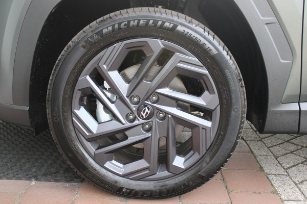 Hyundai Tucson 1.6 T-GDI PHEV 252PK 20TH ANNIVERSARY+ SKY *NIEUW* | PANORAMISCH SCHUIF/KANTELDAK | STUUR / STOELVERWARMING | FULL LED KOPLAMPEN | |HALF ALCANTARA / LEDER 20TH ANNIVERSARY DESIGN MET GROENE STIKSELS | NAVIGATIE | ADAPTIVE CRUISE CONTROL | DRAADLOOS APPLE CARPLAY / ANDROID AUTO | DRAADLOOS TELEFOONLADER | ELEKTRISCH BEDIENBARE ACHTERKLEP | DODEHOEK DETECTIE | 3 FASE CLIMATE CONTROL | KRELL PREMIUM AUDIO | 19"INCH 20TH ANNIVERSARY VELGEN | ZONWERING IN ACHTER PORTIEREN | PINE GREEN MATTE METALLIC LAK | DEURLIJSTEN MET LUXE AFWERKING | DAKRAILS ZWART |