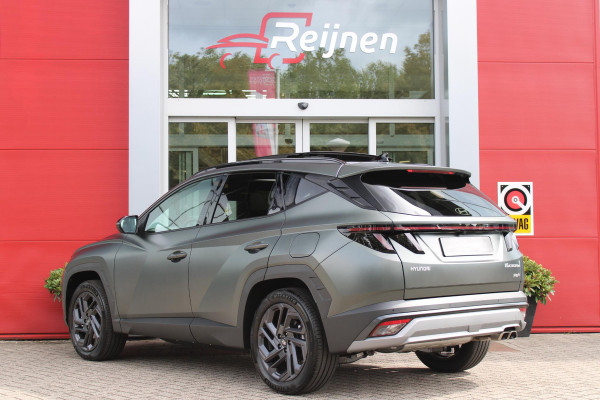 Hyundai Tucson 1.6 T-GDI PHEV 252PK 20TH ANNIVERSARY+ SKY *NIEUW* | PANORAMISCH SCHUIF/KANTELDAK | STUUR / STOELVERWARMING | FULL LED KOPLAMPEN | |HALF ALCANTARA / LEDER 20TH ANNIVERSARY DESIGN MET GROENE STIKSELS | NAVIGATIE | ADAPTIVE CRUISE CONTROL | DRAADLOOS APPLE CARPLAY / ANDROID AUTO | DRAADLOOS TELEFOONLADER | ELEKTRISCH BEDIENBARE ACHTERKLEP | DODEHOEK DETECTIE | 3 FASE CLIMATE CONTROL | KRELL PREMIUM AUDIO | 19"INCH 20TH ANNIVERSARY VELGEN | ZONWERING IN ACHTER PORTIEREN | PINE GREEN MATTE METALLIC LAK | DEURLIJSTEN MET LUXE AFWERKING | DAKRAILS ZWART |