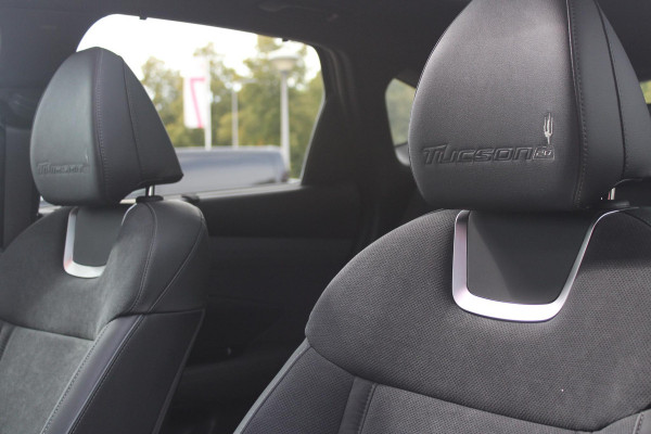 Hyundai Tucson 1.6 T-GDI PHEV 252PK 20TH ANNIVERSARY+ SKY *NIEUW* | PANORAMISCH SCHUIF/KANTELDAK | STUUR / STOELVERWARMING | FULL LED KOPLAMPEN | |HALF ALCANTARA / LEDER 20TH ANNIVERSARY DESIGN MET GROENE STIKSELS | NAVIGATIE | ADAPTIVE CRUISE CONTROL | DRAADLOOS APPLE CARPLAY / ANDROID AUTO | DRAADLOOS TELEFOONLADER | ELEKTRISCH BEDIENBARE ACHTERKLEP | DODEHOEK DETECTIE | 3 FASE CLIMATE CONTROL | KRELL PREMIUM AUDIO | 19"INCH 20TH ANNIVERSARY VELGEN | ZONWERING IN ACHTER PORTIEREN | PINE GREEN MATTE METALLIC LAK | DEURLIJSTEN MET LUXE AFWERKING | DAKRAILS ZWART |