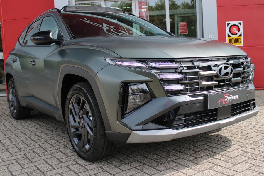 Hyundai Tucson 1.6 T-GDI PHEV 252PK 20TH ANNIVERSARY+ SKY *NIEUW* | PANORAMISCH SCHUIF/KANTELDAK | STUUR / STOELVERWARMING | FULL LED KOPLAMPEN | |HALF ALCANTARA / LEDER 20TH ANNIVERSARY DESIGN MET GROENE STIKSELS | NAVIGATIE | ADAPTIVE CRUISE CONTROL | DRAADLOOS APPLE CARPLAY / ANDROID AUTO | DRAADLOOS TELEFOONLADER | ELEKTRISCH BEDIENBARE ACHTERKLEP | DODEHOEK DETECTIE | 3 FASE CLIMATE CONTROL | KRELL PREMIUM AUDIO | 19"INCH 20TH ANNIVERSARY VELGEN | ZONWERING IN ACHTER PORTIEREN | PINE GREEN MATTE METALLIC LAK | DEURLIJSTEN MET LUXE AFWERKING | DAKRAILS ZWART |