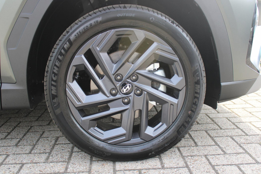 Hyundai Tucson 1.6 T-GDI PHEV 252PK 20TH ANNIVERSARY+ SKY *NIEUW* | PANORAMISCH SCHUIF/KANTELDAK | STUUR / STOELVERWARMING | FULL LED KOPLAMPEN | |HALF ALCANTARA / LEDER 20TH ANNIVERSARY DESIGN MET GROENE STIKSELS | NAVIGATIE | ADAPTIVE CRUISE CONTROL | DRAADLOOS APPLE CARPLAY / ANDROID AUTO | DRAADLOOS TELEFOONLADER | ELEKTRISCH BEDIENBARE ACHTERKLEP | DODEHOEK DETECTIE | 3 FASE CLIMATE CONTROL | KRELL PREMIUM AUDIO | 19"INCH 20TH ANNIVERSARY VELGEN | ZONWERING IN ACHTER PORTIEREN | PINE GREEN MATTE METALLIC LAK | DEURLIJSTEN MET LUXE AFWERKING | DAKRAILS ZWART |