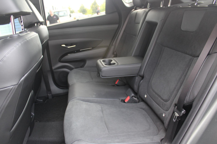 Hyundai Tucson 1.6 T-GDI PHEV 252PK 20TH ANNIVERSARY+ SKY *NIEUW* | PANORAMISCH SCHUIF/KANTELDAK | STUUR / STOELVERWARMING | FULL LED KOPLAMPEN | |HALF ALCANTARA / LEDER 20TH ANNIVERSARY DESIGN MET GROENE STIKSELS | NAVIGATIE | ADAPTIVE CRUISE CONTROL | DRAADLOOS APPLE CARPLAY / ANDROID AUTO | DRAADLOOS TELEFOONLADER | ELEKTRISCH BEDIENBARE ACHTERKLEP | DODEHOEK DETECTIE | 3 FASE CLIMATE CONTROL | KRELL PREMIUM AUDIO | 19"INCH 20TH ANNIVERSARY VELGEN | ZONWERING IN ACHTER PORTIEREN | PINE GREEN MATTE METALLIC LAK | DEURLIJSTEN MET LUXE AFWERKING | DAKRAILS ZWART |