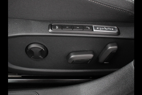 Volkswagen Golf 1.5 eTSI Style Climate control | Adeptieve cruise control | LED Matrix koplampen | Stoel / Stuurverwarming | PDC VA + Camera | Apple carplay/ Andriod auto