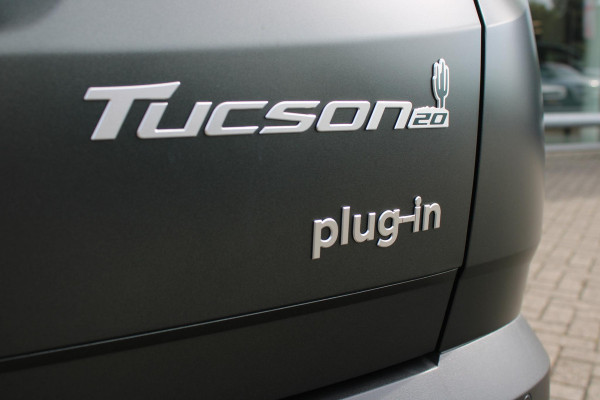 Hyundai Tucson 1.6 T-GDI PHEV 252PK 20TH ANNIVERSARY+SKY *NIEUW* | PANORAMISCH SCHUIF/KANTELDAK | STUUR / STOELVERWARMING | FULL LED KOPLAMPEN | HALF ALCANTARA / LEDER 20TH ANNIVERSARY DESIGN MET GROENE STIKSELS | NAVIGATIE | ADAPTIVE CRUISE CONTROL | DRAADLOOS APPLE CARPLAY / ANDROID AUTO | DRAADLOOS TELEFOONLADER | ELEKTRISCH BEDIENBARE ACHTERKLEP | DODEHOEK DETECTIE | 3 FASE CLIMATE CONTROL | KRELL PREMIUM AUDIO | 19"INCH 20TH ANNIVERSARY VELGEN | ZONWERING IN ACHTER PORTIEREN | PINE GREEN MATTE METALLIC LAK | DEURLIJSTEN MET LUXE AFWERKING | DAKRAILS ZWART |