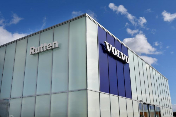 Volvo EX30 272PK Ext. Range Plus / Nu van €45.995 Voor €38.495! / / Adaptieve Cruise Control/ Dodehoek Detectie / Parkeersensoren voor en achter/ Achteruitrijcamera/ Warmtepomp/ Google Services/W