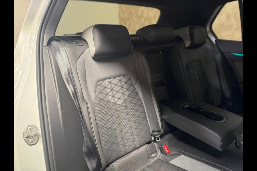 Volkswagen Golf 1.5 eTSI Style R-Line | Pano | sfeerverlichting | Stoel-/stuurverwarming | Camera