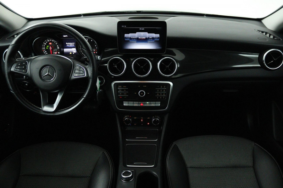 Mercedes-Benz CLA-Klasse 180 Ambition (ACHTERUITRIJCAMERA, CRUISE CONTROL, PARKEERSENSOREN, NAVIGATIE, BLUETOOTH, AIRCO)