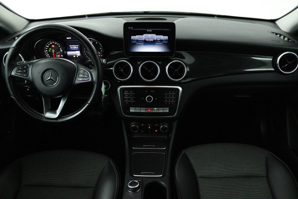 Mercedes-Benz CLA-Klasse 180 Ambition (ACHTERUITRIJCAMERA, CRUISE CONTROL, PARKEERSENSOREN, NAVIGATIE, BLUETOOTH, AIRCO)