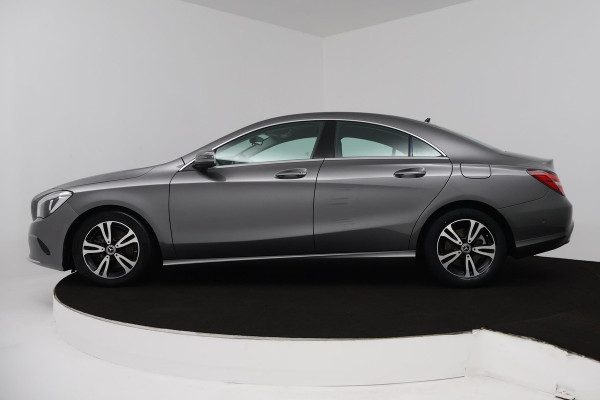 Mercedes-Benz CLA-Klasse 180 Ambition (ACHTERUITRIJCAMERA, CRUISE CONTROL, PARKEERSENSOREN, NAVIGATIE, BLUETOOTH, AIRCO)