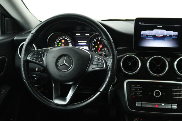 Mercedes-Benz CLA-Klasse 180 Ambition (ACHTERUITRIJCAMERA, CRUISE CONTROL, PARKEERSENSOREN, NAVIGATIE, BLUETOOTH, AIRCO)