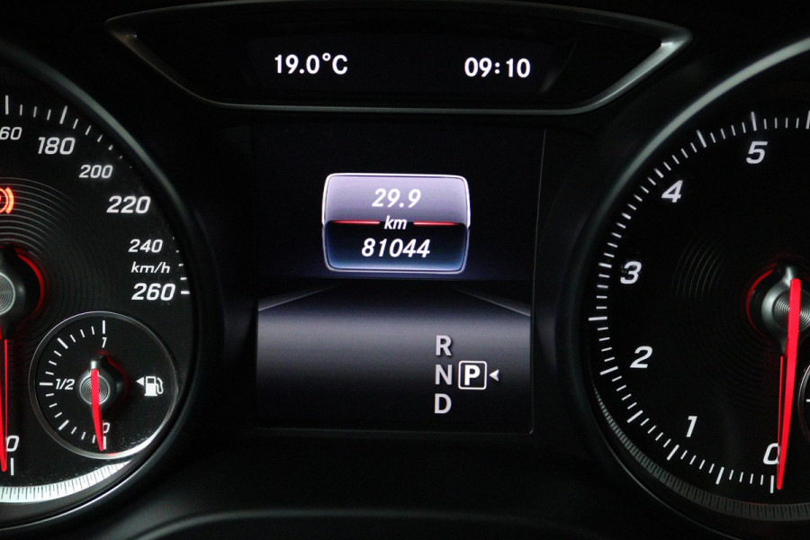 Mercedes-Benz CLA-Klasse 180 Ambition (ACHTERUITRIJCAMERA, CRUISE CONTROL, PARKEERSENSOREN, NAVIGATIE, BLUETOOTH, AIRCO)