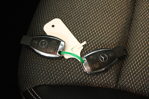 Mercedes-Benz CLA-Klasse 180 Ambition (ACHTERUITRIJCAMERA, CRUISE CONTROL, PARKEERSENSOREN, NAVIGATIE, BLUETOOTH, AIRCO)