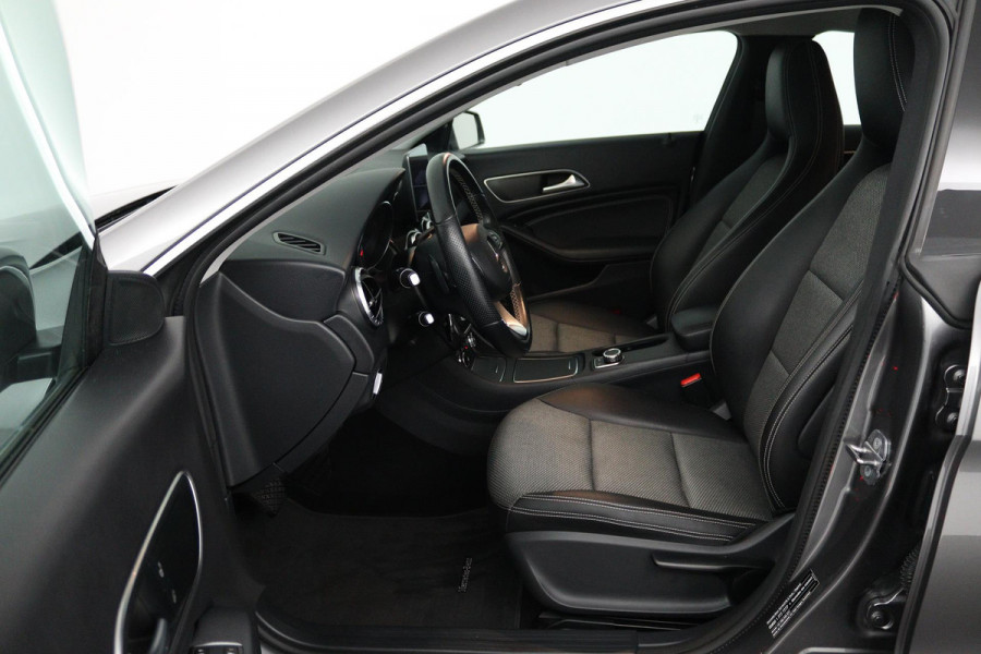 Mercedes-Benz CLA-Klasse 180 Ambition (ACHTERUITRIJCAMERA, CRUISE CONTROL, PARKEERSENSOREN, NAVIGATIE, BLUETOOTH, AIRCO)
