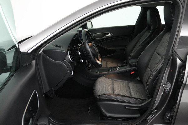 Mercedes-Benz CLA-Klasse 180 Ambition (ACHTERUITRIJCAMERA, CRUISE CONTROL, PARKEERSENSOREN, NAVIGATIE, BLUETOOTH, AIRCO)