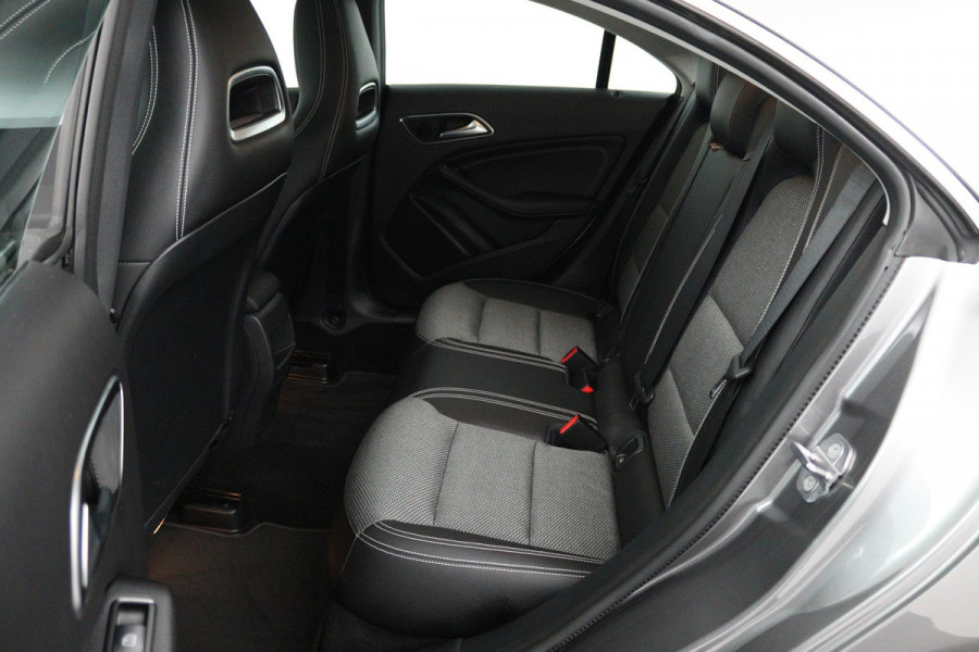 Mercedes-Benz CLA-Klasse 180 Ambition (ACHTERUITRIJCAMERA, CRUISE CONTROL, PARKEERSENSOREN, NAVIGATIE, BLUETOOTH, AIRCO)