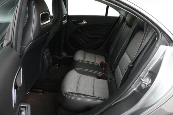 Mercedes-Benz CLA-Klasse 180 Ambition (ACHTERUITRIJCAMERA, CRUISE CONTROL, PARKEERSENSOREN, NAVIGATIE, BLUETOOTH, AIRCO)