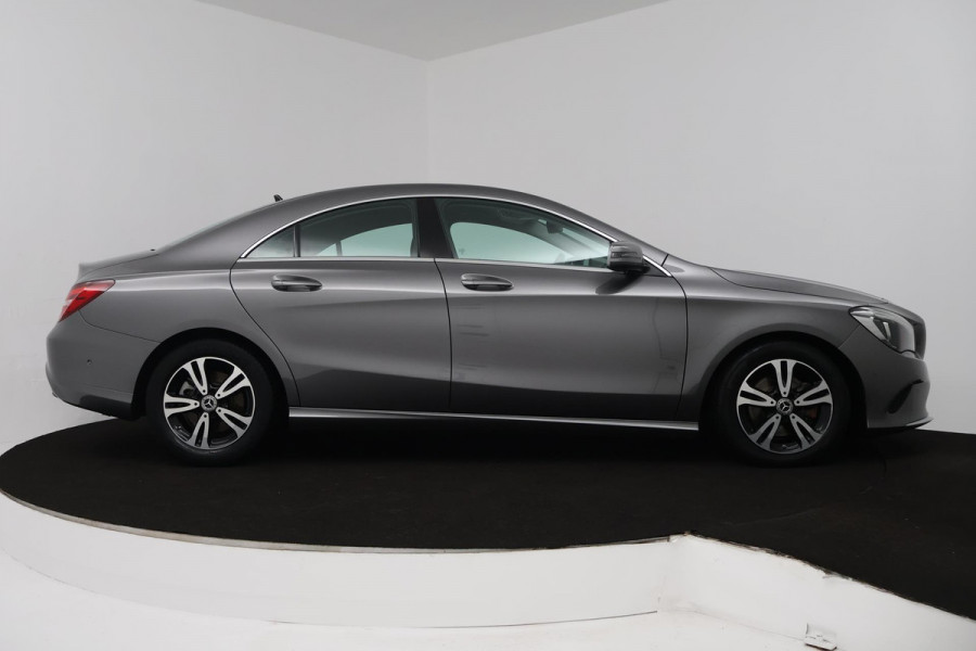 Mercedes-Benz CLA-Klasse 180 Ambition (ACHTERUITRIJCAMERA, CRUISE CONTROL, PARKEERSENSOREN, NAVIGATIE, BLUETOOTH, AIRCO)
