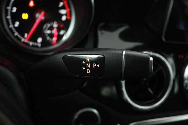 Mercedes-Benz CLA-Klasse 180 Ambition (ACHTERUITRIJCAMERA, CRUISE CONTROL, PARKEERSENSOREN, NAVIGATIE, BLUETOOTH, AIRCO)