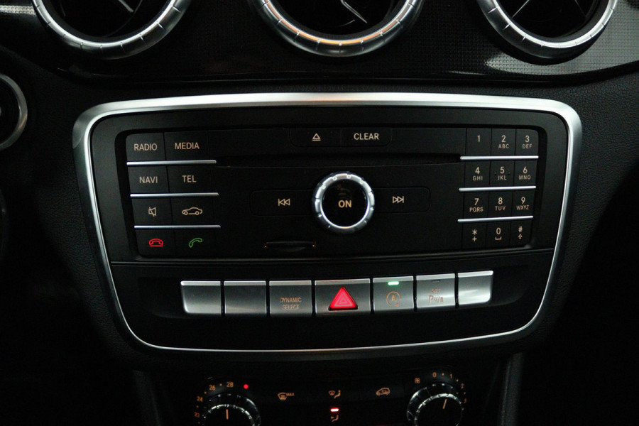 Mercedes-Benz CLA-Klasse 180 Ambition (ACHTERUITRIJCAMERA, CRUISE CONTROL, PARKEERSENSOREN, NAVIGATIE, BLUETOOTH, AIRCO)
