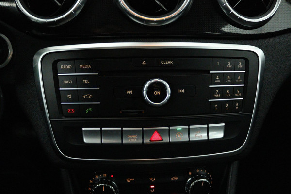 Mercedes-Benz CLA-Klasse 180 Ambition (ACHTERUITRIJCAMERA, CRUISE CONTROL, PARKEERSENSOREN, NAVIGATIE, BLUETOOTH, AIRCO)