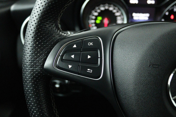 Mercedes-Benz CLA-Klasse 180 Ambition (ACHTERUITRIJCAMERA, CRUISE CONTROL, PARKEERSENSOREN, NAVIGATIE, BLUETOOTH, AIRCO)