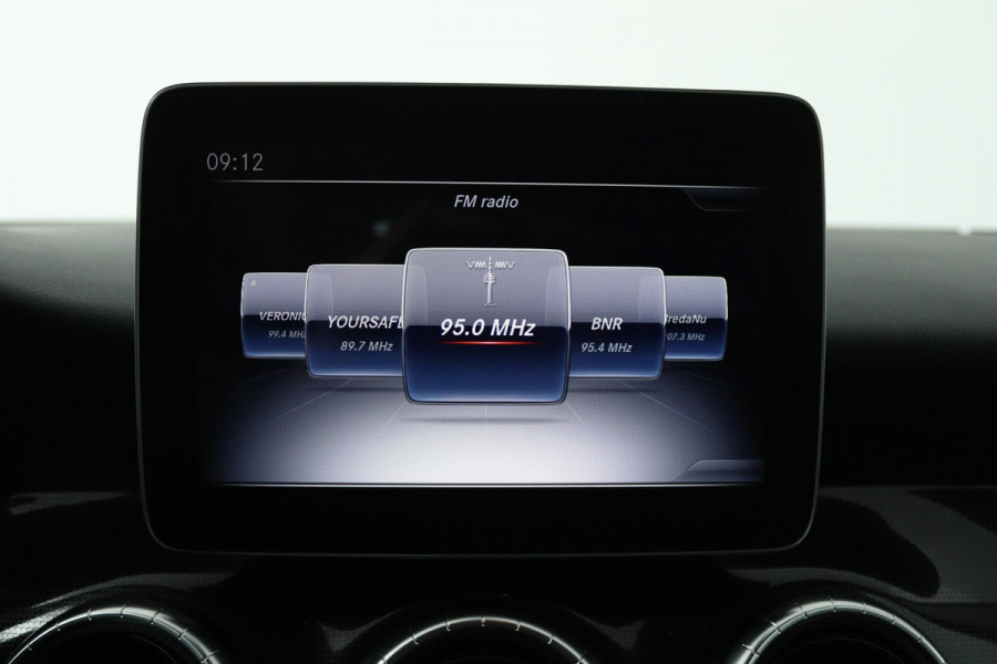 Mercedes-Benz CLA-Klasse 180 Ambition (ACHTERUITRIJCAMERA, CRUISE CONTROL, PARKEERSENSOREN, NAVIGATIE, BLUETOOTH, AIRCO)
