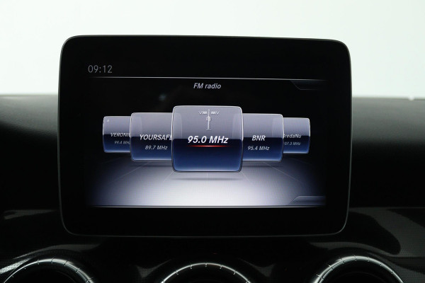 Mercedes-Benz CLA-Klasse 180 Ambition (ACHTERUITRIJCAMERA, CRUISE CONTROL, PARKEERSENSOREN, NAVIGATIE, BLUETOOTH, AIRCO)