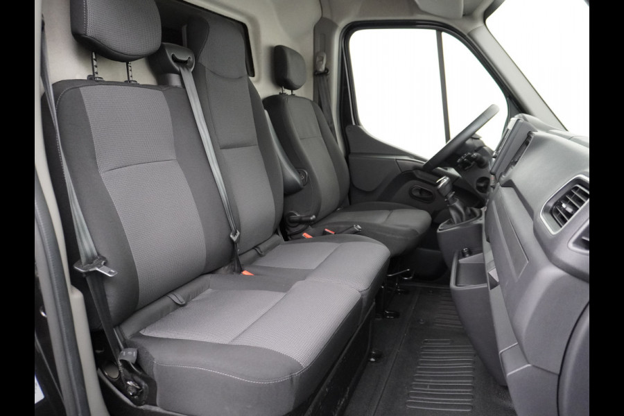 Renault Master T35 2.3dCi 135 L2H2 3-Persoons Trekhaak Navi Ecc Camera Cruise Control Pdc Blind Spot Monitoring Schuifdeur Betonplex Vloer Wandbetimmering Euro 6