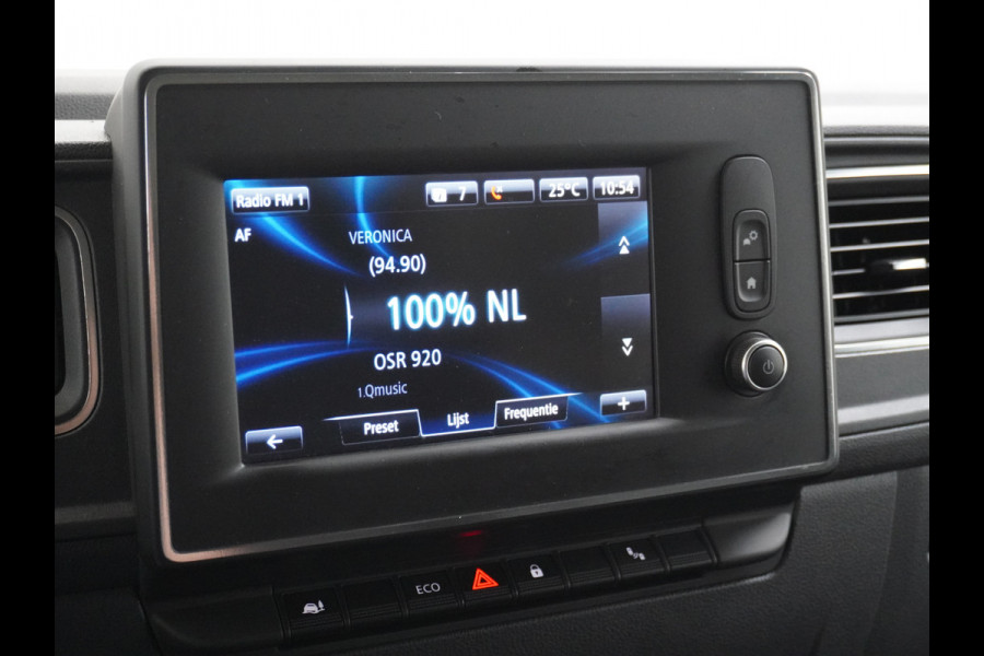 Renault Master T35 2.3dCi 135 L2H2 3-Persoons Trekhaak Navi Ecc Camera Cruise Control Pdc Blind Spot Monitoring Schuifdeur Betonplex Vloer Wandbetimmering Euro 6