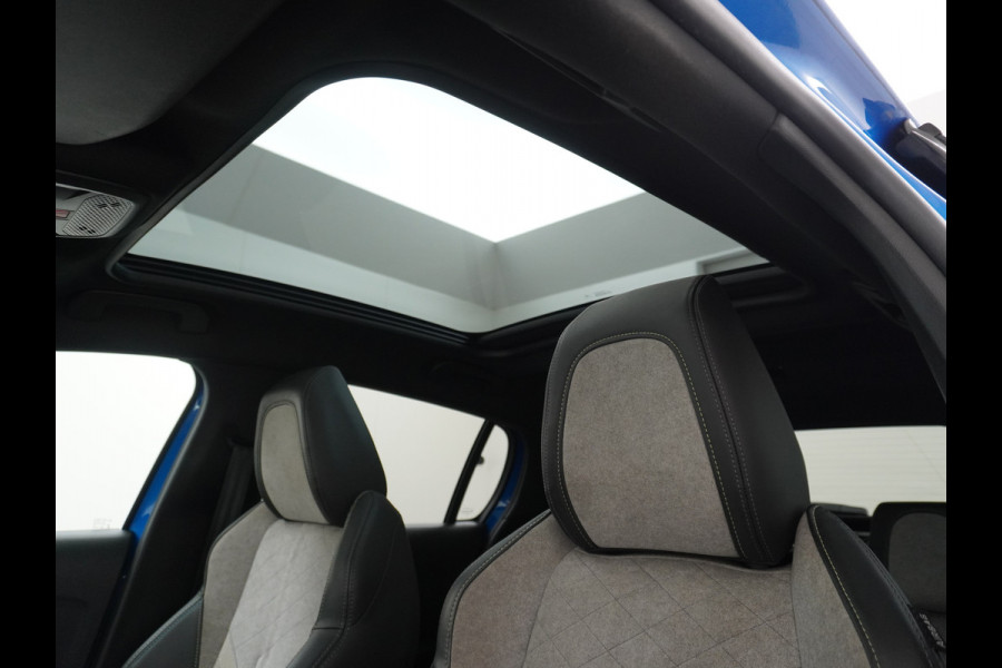 Peugeot e-208 EV GT 50kWh SOH 90% Panorama-dak Trekhaak Apple Carplay 360°CameraAndroid Navi Ecc Cruise Control DAB Pdc Stoelverwarming Sportstoelen Led Lmv 17" Privacy Glas Bluetooth Led Connected Apps
