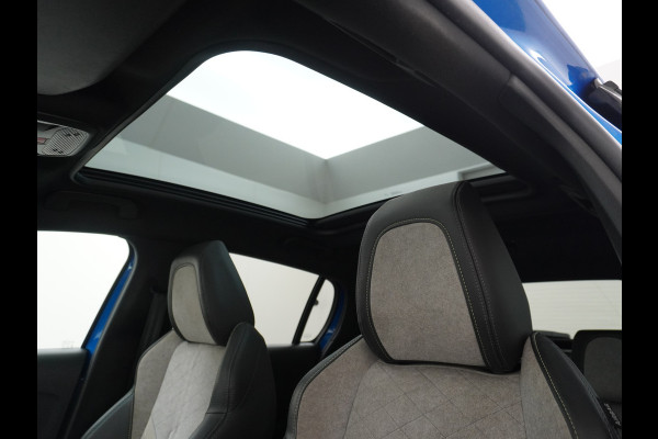 Peugeot e-208 EV GT 50kWh SOH 90% Panorama-dak Trekhaak Apple Carplay 360°CameraAndroid Navi Ecc Cruise Control DAB Pdc Stoelverwarming Sportstoelen Led Lmv 17" Privacy Glas Bluetooth Led Connected Apps