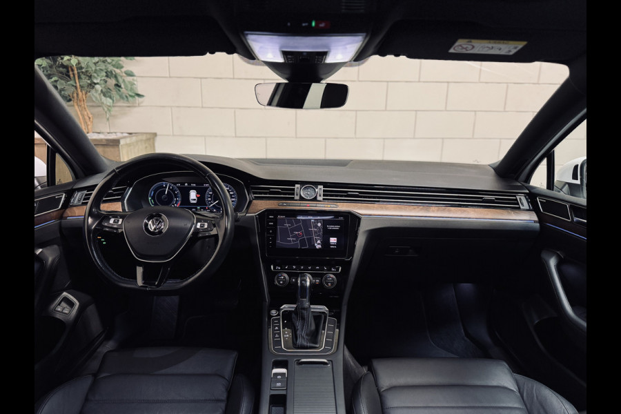 Volkswagen Passat Variant 1.4 TSI GTE | Panorama | Trekhaak | Massage