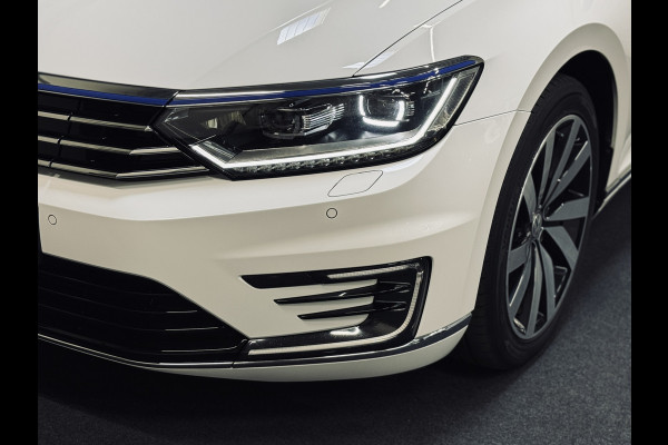 Volkswagen Passat Variant 1.4 TSI GTE | Panorama | Trekhaak | Massage