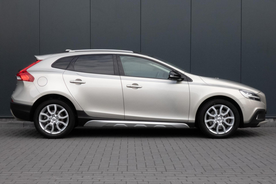Volvo V40 Cross Country 1.5 T3 Polar+ Luxury | TREKHAAK | ACC | HARMAN/KARDON | BLIS | CAMERA
