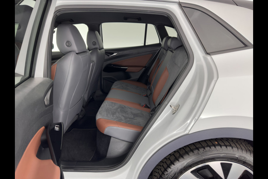 Volkswagen ID.4 First 77 kWh [ 3-Fase ] (INCL-BTW) *HEAT-PUMP | LEATHER-MICROFIBRE | FULL-LED | HEATED-COMFORTSEATS | DIGI-COCKPIT | AMBIENT-LIGHT | NAVI-FULLMAP | ECC | PDC | TOWBAR | PRIVACY-GLASS | CRUISE | CAMERA | CARPLAY | 20