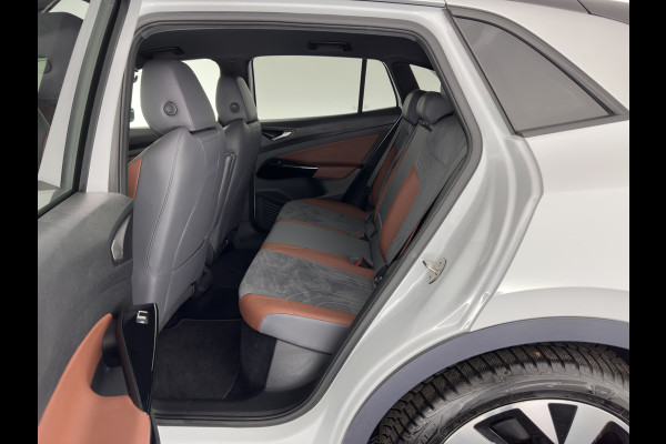 Volkswagen ID.4 First 77 kWh [ 3-Fase ] (INCL-BTW) *HEAT-PUMP | LEATHER-MICROFIBRE | FULL-LED | HEATED-COMFORTSEATS | DIGI-COCKPIT | AMBIENT-LIGHT | NAVI-FULLMAP | ECC | PDC | TOWBAR | PRIVACY-GLASS | CRUISE | CAMERA | CARPLAY | 20