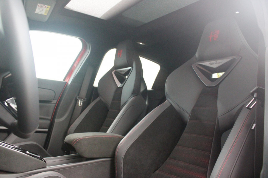 Alfa Romeo junior 1.2 Turbo 136PK IBRIDA SPECIALE | NIEUWE AUTO! | PANORAMISCH SCHUIF/KANTEL DAK | SPORT PACK: SABELT SPORT STOELEN/ALCANTARA STUURWIEL | TECHNO PACK: LED MATRIX KOPLAMPEN/DRAADLOZE TELEFOONLADER/ACHTERUITRIJ CAMERA | VERWARMBARE VOORRUIT | 18" LICHTMETALEN VELGEN "PETALI" | DRAADLOZE APPLE CARPLAY/ANDROID AUTO | BRERA RED MET ZWART DAK | NAVIGATIE | STOEL VERWARMING | DODEHOEK DETECTIE | ELEKTRISCH BEDIENBARE ACHTERKLEP | KEYLESS ENTRY/START | ADAPTIVE CRUISE CONTROL |
