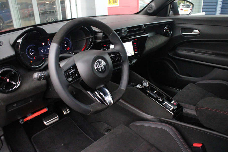 Alfa Romeo junior 1.2 Turbo 136PK IBRIDA SPECIALE | NIEUWE AUTO! | PANORAMISCH SCHUIF/KANTEL DAK | SPORT PACK: SABELT SPORT STOELEN/ALCANTARA STUURWIEL | TECHNO PACK: LED MATRIX KOPLAMPEN/DRAADLOZE TELEFOONLADER/ACHTERUITRIJ CAMERA | VERWARMBARE VOORRUIT | 18" LICHTMETALEN VELGEN "PETALI" | DRAADLOZE APPLE CARPLAY/ANDROID AUTO | BRERA RED MET ZWART DAK | NAVIGATIE | STOEL VERWARMING | DODEHOEK DETECTIE | ELEKTRISCH BEDIENBARE ACHTERKLEP | KEYLESS ENTRY/START | ADAPTIVE CRUISE CONTROL |