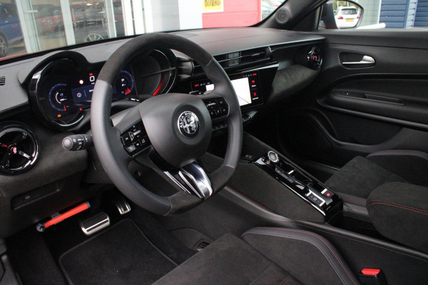 Alfa Romeo junior 1.2 Turbo 136PK IBRIDA SPECIALE | NIEUWE AUTO! | PANORAMISCH SCHUIF/KANTEL DAK | SPORT PACK: SABELT SPORT STOELEN/ALCANTARA STUURWIEL | TECHNO PACK: LED MATRIX KOPLAMPEN/DRAADLOZE TELEFOONLADER/ACHTERUITRIJ CAMERA | VERWARMBARE VOORRUIT | 18" LICHTMETALEN VELGEN "PETALI" | DRAADLOZE APPLE CARPLAY/ANDROID AUTO | BRERA RED MET ZWART DAK | NAVIGATIE | STOEL VERWARMING | DODEHOEK DETECTIE | ELEKTRISCH BEDIENBARE ACHTERKLEP | KEYLESS ENTRY/START | ADAPTIVE CRUISE CONTROL |
