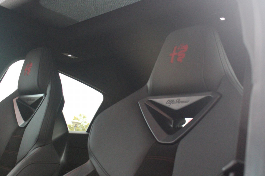Alfa Romeo junior 1.2 Turbo 136PK IBRIDA SPECIALE | NIEUWE AUTO! | PANORAMISCH SCHUIF/KANTEL DAK | SPORT PACK: SABELT SPORT STOELEN/ALCANTARA STUURWIEL | TECHNO PACK: LED MATRIX KOPLAMPEN/DRAADLOZE TELEFOONLADER/ACHTERUITRIJ CAMERA | VERWARMBARE VOORRUIT | 18" LICHTMETALEN VELGEN "PETALI" | DRAADLOZE APPLE CARPLAY/ANDROID AUTO | BRERA RED MET ZWART DAK | NAVIGATIE | STOEL VERWARMING | DODEHOEK DETECTIE | ELEKTRISCH BEDIENBARE ACHTERKLEP | KEYLESS ENTRY/START | ADAPTIVE CRUISE CONTROL |