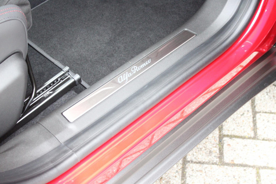 Alfa Romeo junior 1.2 Turbo 136PK IBRIDA SPECIALE | NIEUWE AUTO! | PANORAMISCH SCHUIF/KANTEL DAK | SPORT PACK: SABELT SPORT STOELEN/ALCANTARA STUURWIEL | TECHNO PACK: LED MATRIX KOPLAMPEN/DRAADLOZE TELEFOONLADER/ACHTERUITRIJ CAMERA | VERWARMBARE VOORRUIT | 18" LICHTMETALEN VELGEN "PETALI" | DRAADLOZE APPLE CARPLAY/ANDROID AUTO | BRERA RED MET ZWART DAK | NAVIGATIE | STOEL VERWARMING | DODEHOEK DETECTIE | ELEKTRISCH BEDIENBARE ACHTERKLEP | KEYLESS ENTRY/START | ADAPTIVE CRUISE CONTROL |