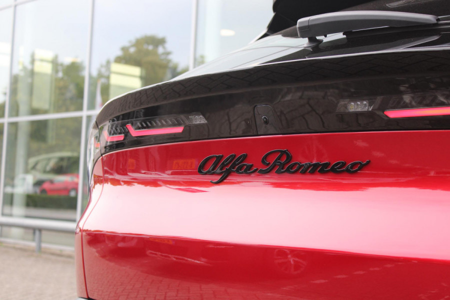 Alfa Romeo junior 1.2 Turbo 136PK IBRIDA SPECIALE | NIEUWE AUTO! | PANORAMISCH SCHUIF/KANTEL DAK | SPORT PACK: SABELT SPORT STOELEN/ALCANTARA STUURWIEL | TECHNO PACK: LED MATRIX KOPLAMPEN/DRAADLOZE TELEFOONLADER/ACHTERUITRIJ CAMERA | VERWARMBARE VOORRUIT | 18" LICHTMETALEN VELGEN "PETALI" | DRAADLOZE APPLE CARPLAY/ANDROID AUTO | BRERA RED MET ZWART DAK | NAVIGATIE | STOEL VERWARMING | DODEHOEK DETECTIE | ELEKTRISCH BEDIENBARE ACHTERKLEP | KEYLESS ENTRY/START | ADAPTIVE CRUISE CONTROL |