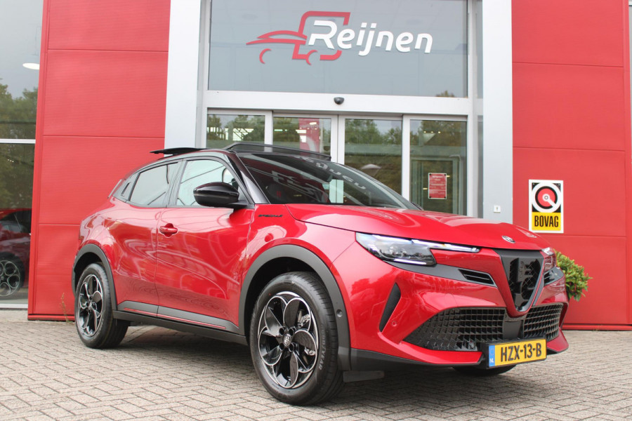 Alfa Romeo junior 1.2 Turbo 136PK IBRIDA SPECIALE | NIEUWE AUTO! | PANORAMISCH SCHUIF/KANTEL DAK | SPORT PACK: SABELT SPORT STOELEN/ALCANTARA STUURWIEL | TECHNO PACK: LED MATRIX KOPLAMPEN/DRAADLOZE TELEFOONLADER/ACHTERUITRIJ CAMERA | VERWARMBARE VOORRUIT | 18" LICHTMETALEN VELGEN "PETALI" | DRAADLOZE APPLE CARPLAY/ANDROID AUTO | BRERA RED MET ZWART DAK | NAVIGATIE | STOEL VERWARMING | DODEHOEK DETECTIE | ELEKTRISCH BEDIENBARE ACHTERKLEP | KEYLESS ENTRY/START | ADAPTIVE CRUISE CONTROL |